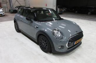 damaged commercial vehicles Mini Cooper 1.5 Cooper Business 136pk 2017/5