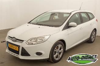 occasion passenger cars Ford Focus 1.0 Navi Motor schade EcoBoost Edition 2014/6